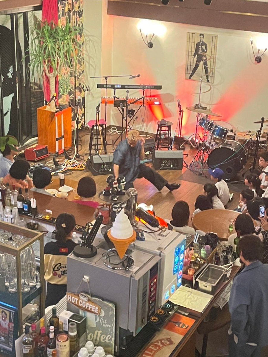 BlueLabel2016's tweet photo. 昨日は藤枝のキャデラックカフェにて、CrissCrossさん主催のライブ「CROSS OVER」に出演して参りました！最高の会場、最高のお客さん、最高の共演者との楽しい時間になりました！

メンバーの充電も終えて、今年度は活躍の場が増えるはず！？ https://t.co/LFuMFVIWhK