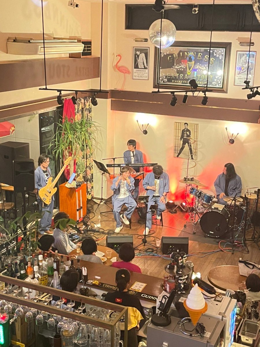 BlueLabel2016's tweet photo. 昨日は藤枝のキャデラックカフェにて、CrissCrossさん主催のライブ「CROSS OVER」に出演して参りました！最高の会場、最高のお客さん、最高の共演者との楽しい時間になりました！

メンバーの充電も終えて、今年度は活躍の場が増えるはず！？ https://t.co/LFuMFVIWhK