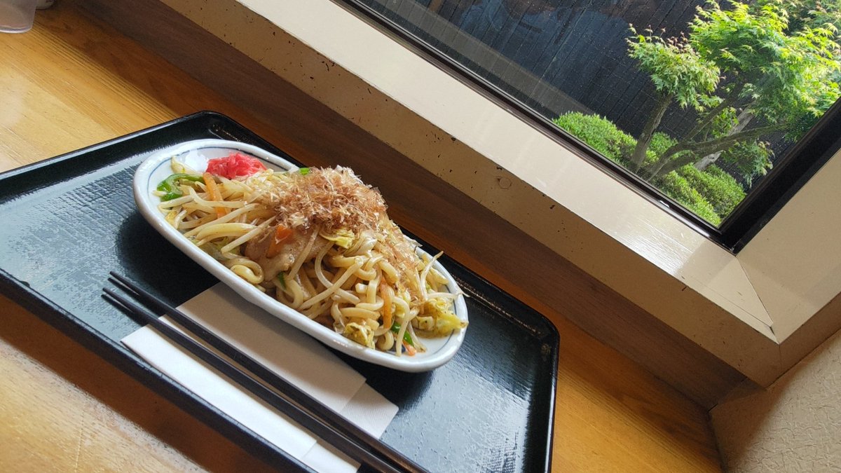 67m_hideaki's tweet photo. 遅ればせながら内ジャスですずめの戸締まりを観劇。随分とご無沙汰している古里の八幡浜港と駅、懐かしくもあり、帰りにいちの湯水戸店の焼きうどん。 https://t.co/gEyQIPbP4k