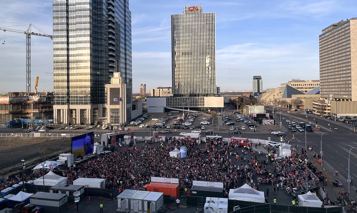 EdmontonOilers's tweet photo. 30,000 strong in @IceDistrict 😍 https://t.co/2P0H0KVlH7