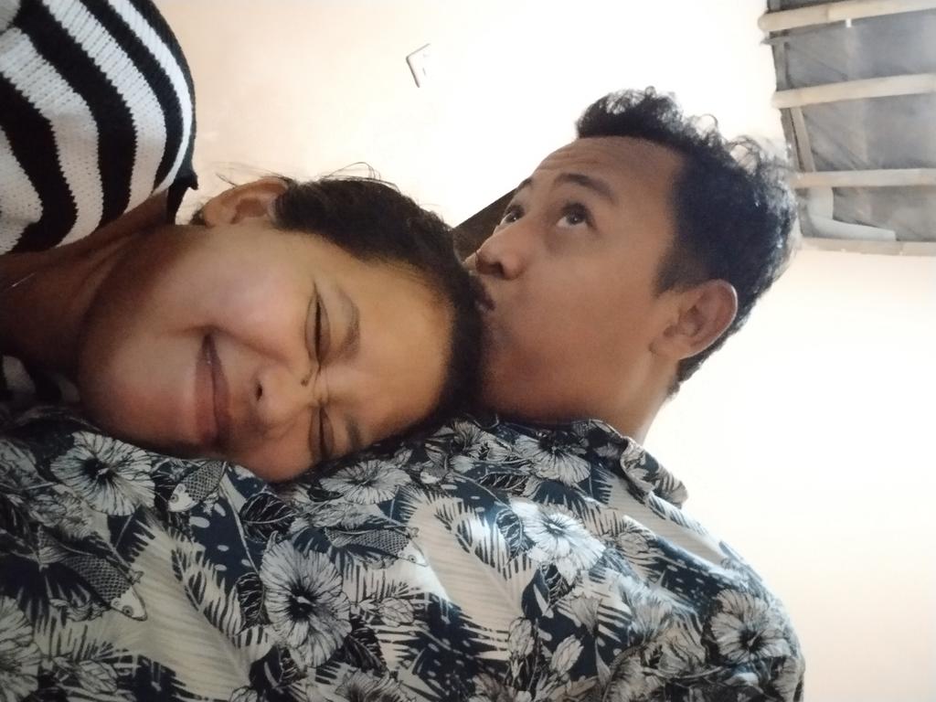 widhiehp's tweet photo. Photo ini diambil setelah bingung ditanya pengen honeymoon kemana 👉🏻👈🏻 saking banyak tempat yg dipengeni tapi cutinya belio cuma 3hari WKWKWK https://t.co/BLLFMvq6l1