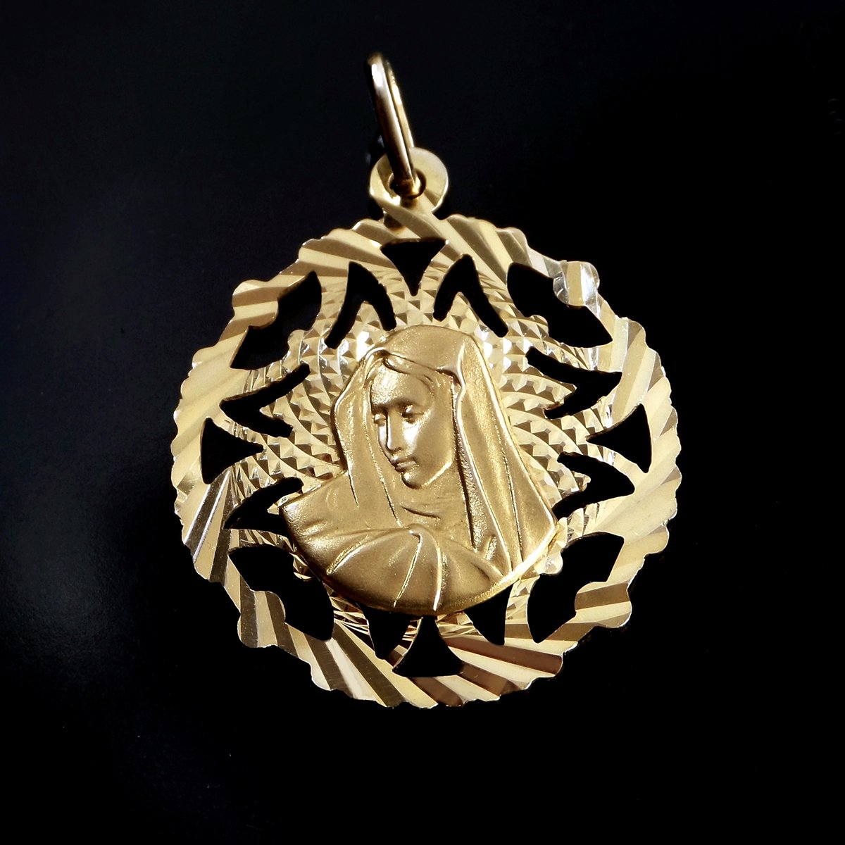 YearsAftercom's tweet photo. 14k Gold Virgin Mary Necklace Pendant Italy
https://t.co/ML0zYRUbCe
#virginmary  #religiousjewelry #madonnamedal #mothermarypendant #religiousmedal #14kgold #blessedmother #blessedmedal #religiousmedal #vintagejewelry #genuinegold #14K #YearsAfter #Etsyseller #Etsysuccess https://t.co/DGCAn5SdQ6