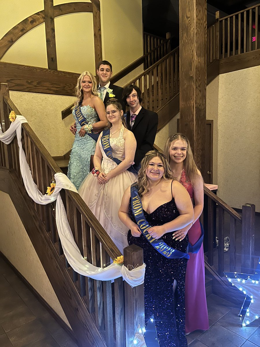 MissVarner15's tweet photo. Prom 2023 in the books ⭐️ Student Council did an amazing job prepping for today! So proud of their hard work and dedication especially creating that arch! #ourbmsa https://t.co/yAVxPG0wG4