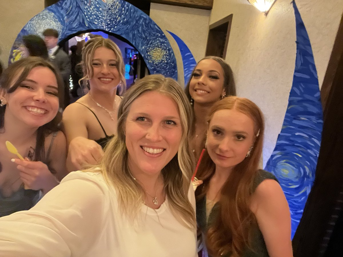 MissVarner15's tweet photo. Prom 2023 in the books ⭐️ Student Council did an amazing job prepping for today! So proud of their hard work and dedication especially creating that arch! #ourbmsa https://t.co/yAVxPG0wG4