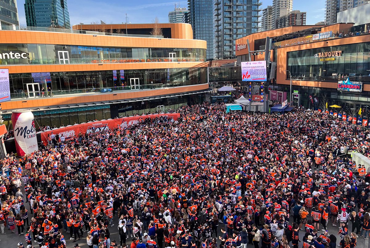 EdmontonOilers's tweet photo. 30,000 strong in @IceDistrict 😍 https://t.co/2P0H0KVlH7