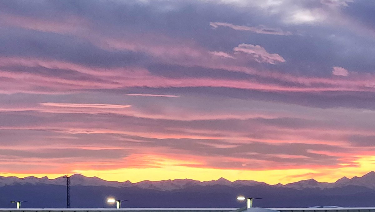 Beautiful sunset over the Rockies from @united @DENAirport and a game of CS Trivia! Any time is a good time to continue learning and sharing! ✈️🌄 @EFogelbergUA @jonathangooda @DENJT21 @ThomasReady5 @LisaLmg2767