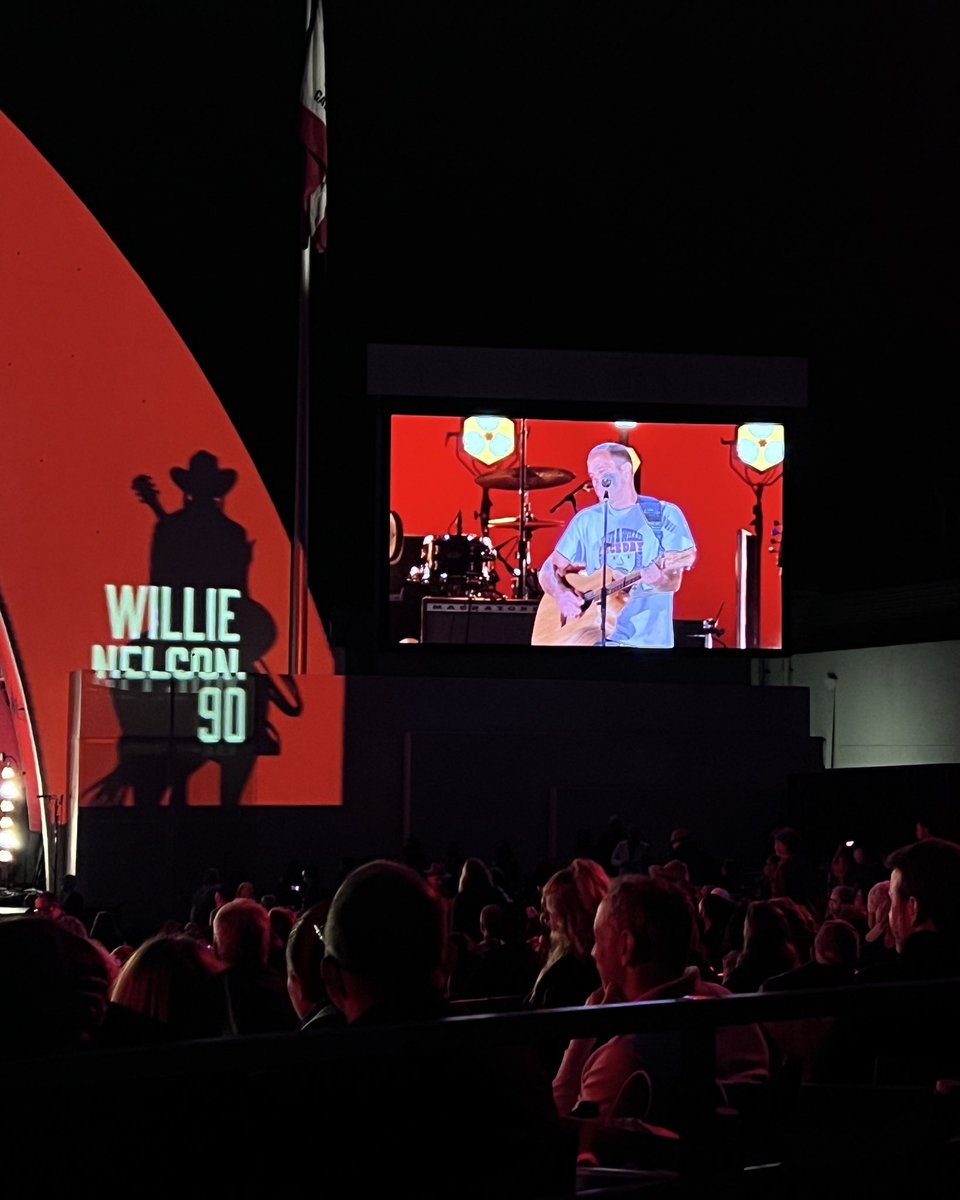 outlawmusicfest's tweet photo. .@WillieNelson got @jackjohnson stoned, and Jack wrote a song about it! #willienelson90 https://t.co/lTqE4wCedr
