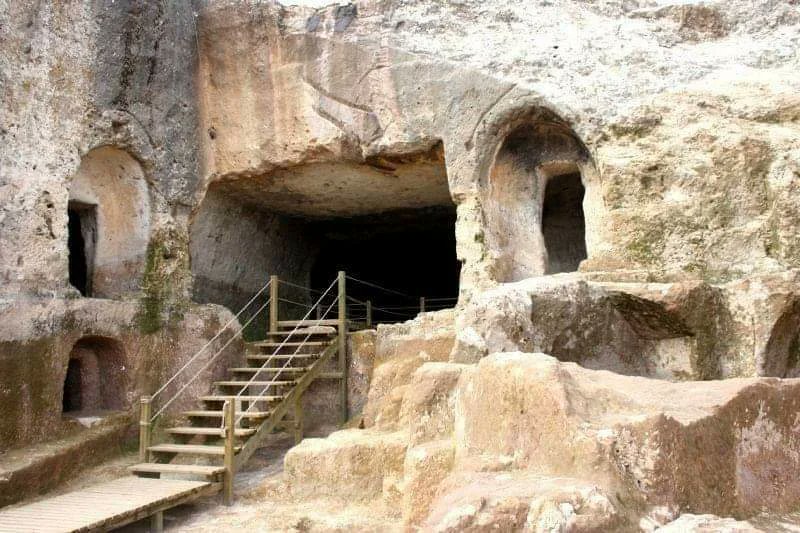 Hilar Caves; Diyarbakir Province, Türkiye, and were used as necropolis from 1st Century BC.

Grave chambers were enlarged between 14th-15th Centuries CE, were used as a sleeping place and also used as a prayer room.

Detailed Post -
instagram.com/p/CrpU9gUvUjY/…

#archaeohistories