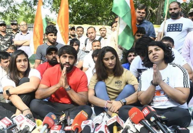 I stand with you 💯🇮🇳
@SakshiMalik
@Phogat_Vinesh
@BajrangPunia
#कल_भारत_बंद_रहेगा