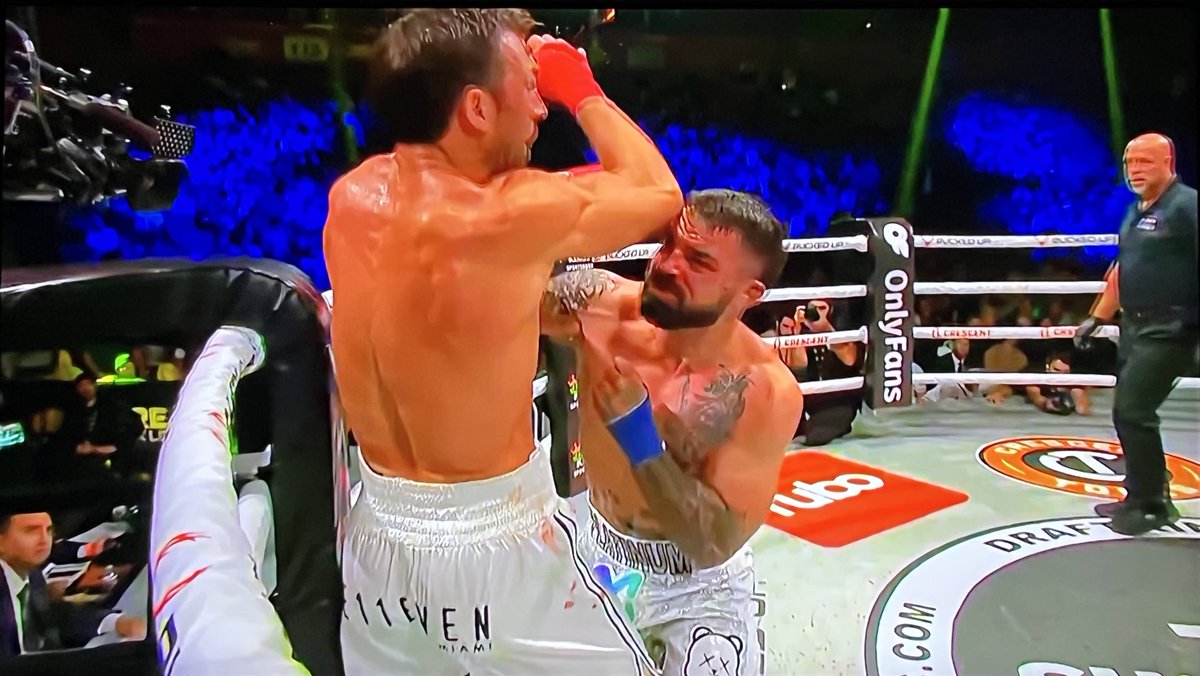 fanaticosMMAGT's tweet photo. ¡Se acabó! Mike Perry le conectó una tremenda derecha a Luke Rockhold, Luke indica al referi que sufre una fractura (dientes o mandíbula) y eso fue todo. Buen evento el #BKFC4, sigue creciendo esta modalidad de combate. https://t.co/w9JEJTpnGR