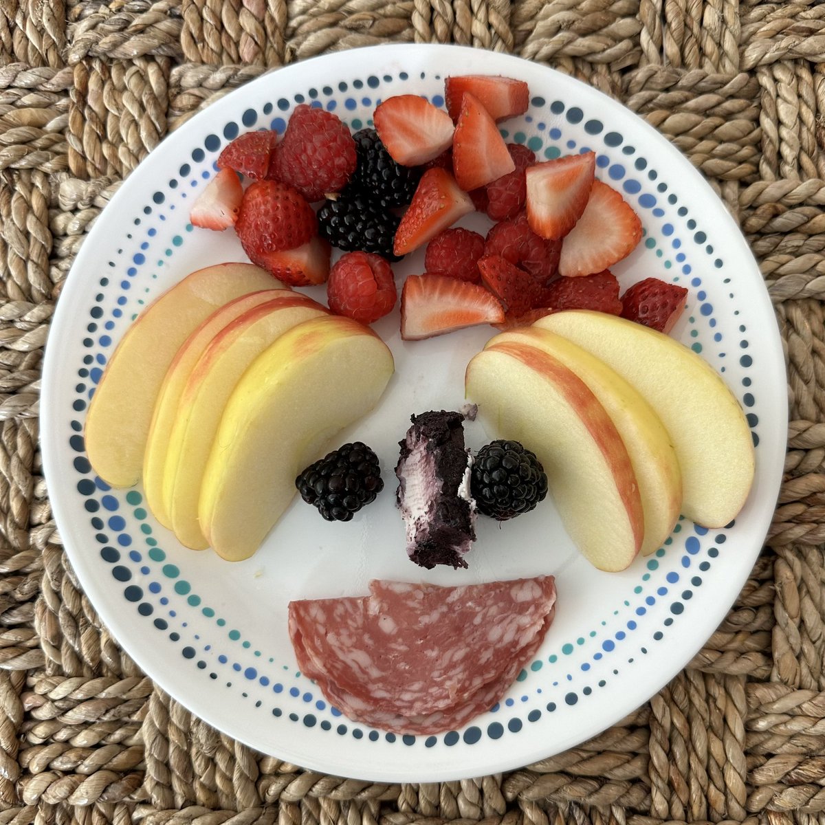 gerbitkermit's tweet photo. my dad always made faces out of my snacks/lunches when i was younger and today he did it again :’) https://t.co/00aJJhY10X