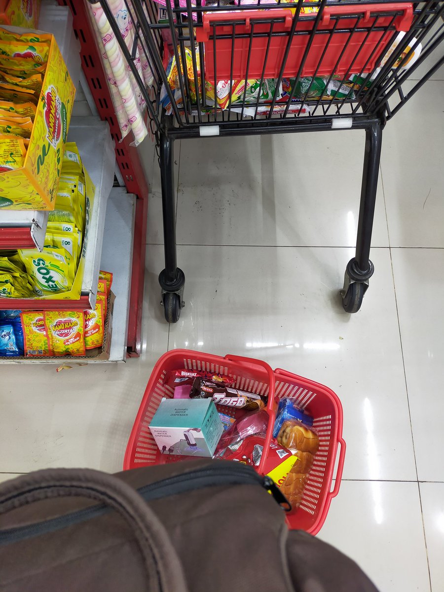 Latifatica's tweet photo. Belanja cepet di mitra jaten eh lha kok mati listrik. Kasir itung manual yg antri banyak, gada jenset masa'..pas listrik nyala, semua pengunjung&amp;pegawai bilang Alhamdulillah kenceng bgt 😇😆 https://t.co/Xne7xIbmFU