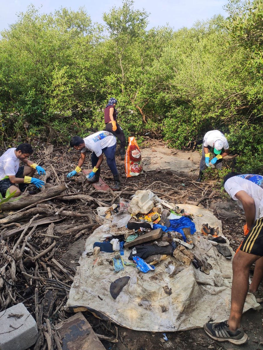 dharmeshbarai's tweet photo. Week 141 #MangrovesCleanupDrive

Our love towards mother Earth.
hope after seeing this photo people's consciousness will wake up and you will bring change in your nature so that we don't have to carry the dirt of anyone and the sea is clean.
@mannkibaat @moesgoi @anandmahindra https://t.co/oTghkAIJFd