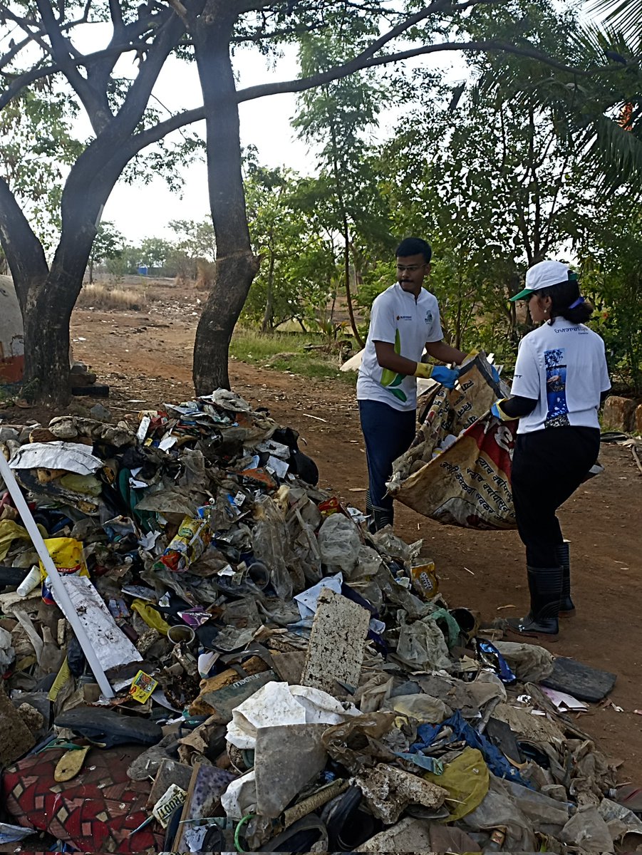 dharmeshbarai's tweet photo. Week 141 #MangrovesCleanupDrive

Our love towards mother Earth.
hope after seeing this photo people's consciousness will wake up and you will bring change in your nature so that we don't have to carry the dirt of anyone and the sea is clean.
@mannkibaat @moesgoi @anandmahindra https://t.co/oTghkAIJFd