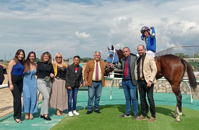 elyaquein's tweet photo. Sábado 29 de Abril 
Antes que termine Abril 
 Visitamos el Hipódromo de Valencia óvalo del Cabriales
💐 Agradecidas por su deferencia hacia nosotras @OficialHinava  

Siempre es grato compartir bajo el bendito sol Valenciano ☀️
De nuestra parte apoyar el resurgir de HINAVA https://t.co/gHO2WQciuc