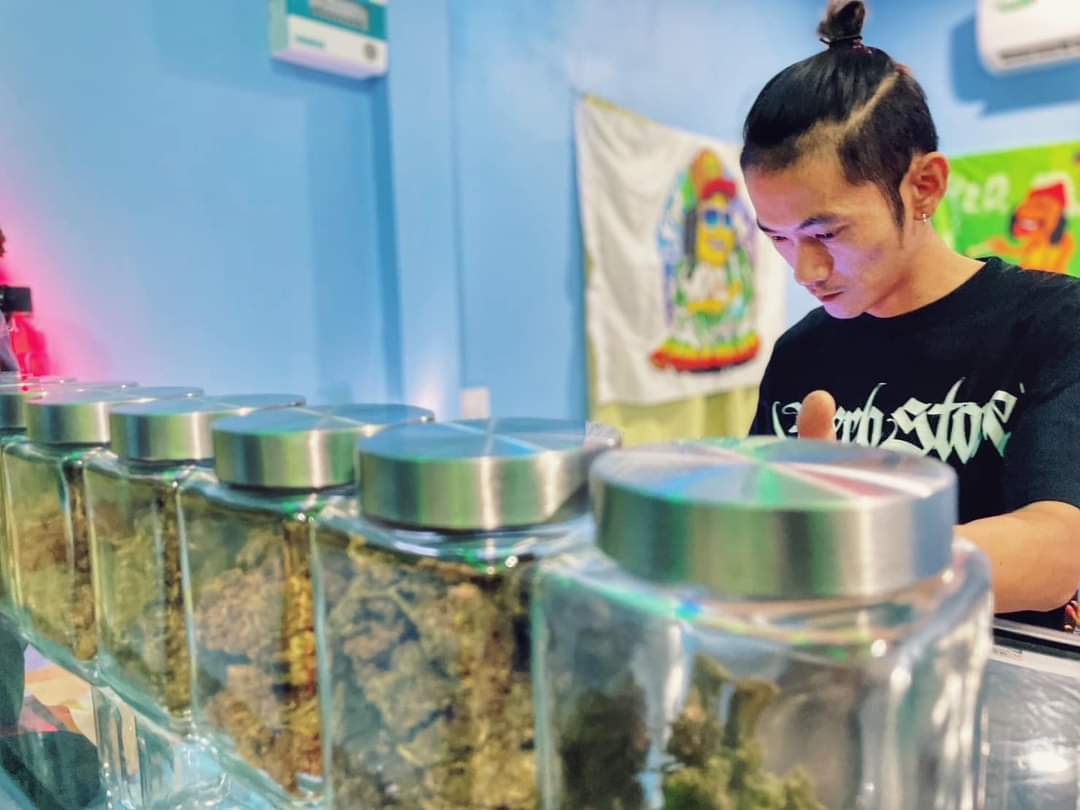 og_rolling8309's tweet photo. New Shop cannabis 💚 
ร้านใหม่หลังเดอะมอลล์ 
มีน้ำท่อมด้วย มีโต๊ะให้ด้วยนะเอ่อ
เส้น หลังเดอะมอลล์ 
🌱☘️🌳🍶🧉🥤

#ไซยาไนด์
#แบนมิสแกรนด์
#อุ้มทวีพร
#เตนิว
#กัญชา
#กัญชาโคราช
#โคราชกัญชา
#กัญชากรุงเทพ
#กัญชาog
#กัญชา 
#กัญชานอก
#weedthailand
#weed
#cannabislife
#cannabisculture https://t.co/vMW679Bqhw