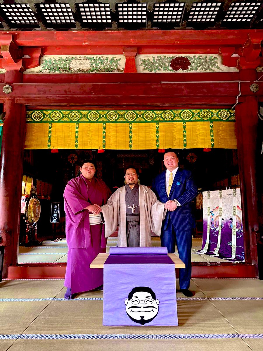 HakuhoSho69's tweet photo. 落合
新化粧まわし
奉納と贈呈式
無事に終わりました
5月夏場所頑張ります。

病院🏥クリニック
鎌倉鶴岡八幡宮
皆様ありがとうございました。 https://t.co/HPqra7n9Cw