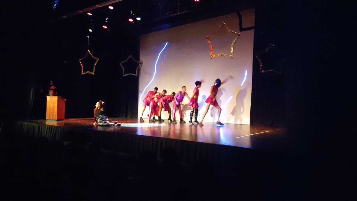 inclusi_ve's tweet photo. #MenciónAparte para @rafaestanga, quien presentó un espectáculo en el intermedio de la gala que encendió a la audiencia. Una verdadera estrella y un ícono del performance de la nueva generación que se abre paso en la comunidad #LGBTIQ+.
#AlwaysQueen
🎤✨💖 https://t.co/dIrDL9GbVt