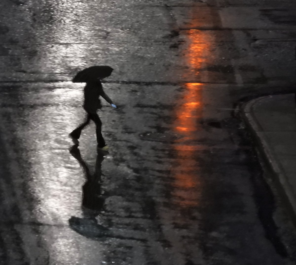 Pluie dans la nuit...
Il pleut toujours sur Montréal...

L'espoir de voir du soleil dans sept jours on le voit dans le feu jaune de circulation qui se reflète sur la chaussée... On ressent six degrés Celsius.

Météo Média annonce de la pluie jusqu'à vendredi prochain...

#LAGRC