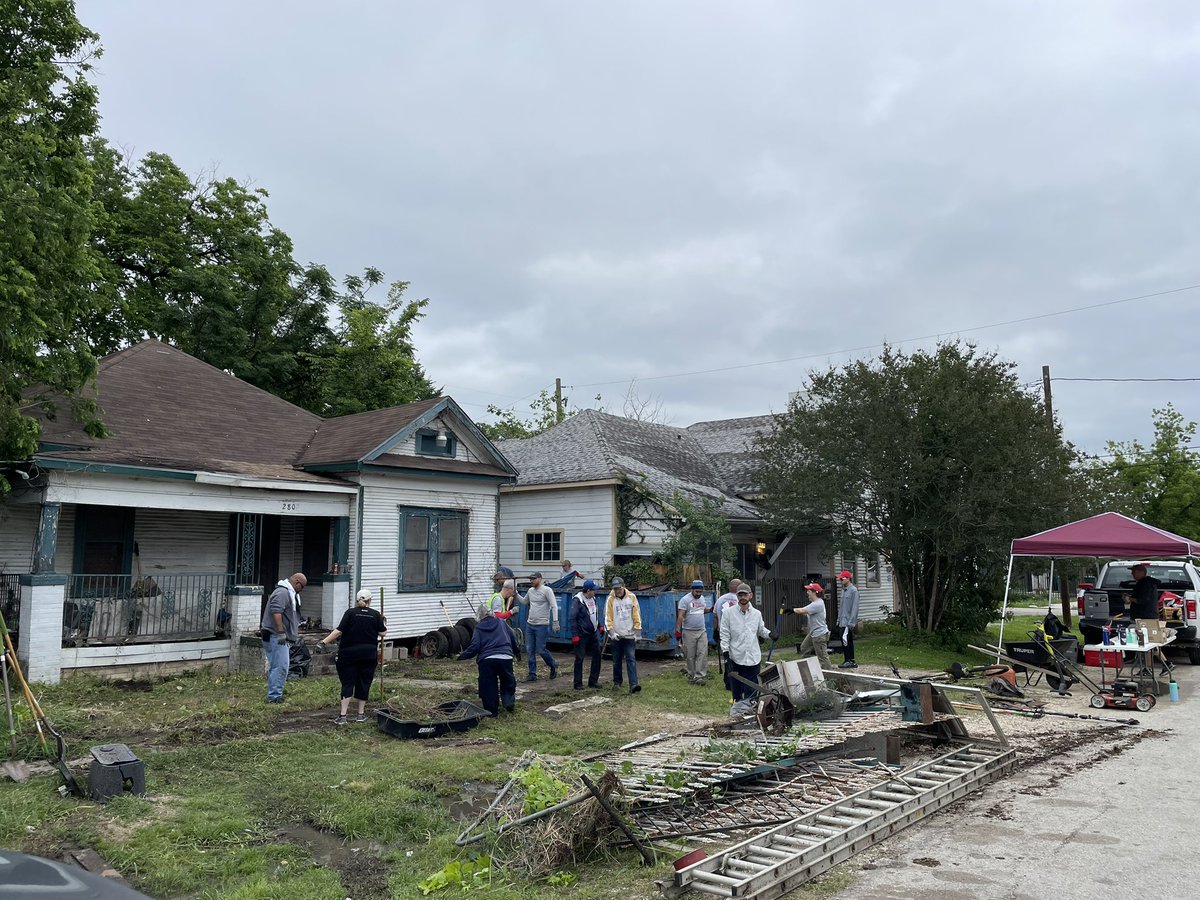 soonthirdward's tweet photo. What a day of restoration and hope bringing! People saw hope not commonly seen. Hard work and love!  Only God could do what happened today. Something Out of Nothing. @TeamRubicon @stmarkhouston @edpettittmph #lovehasnolimits #BodyofJesus #thirdward https://t.co/LvwsrcVts6