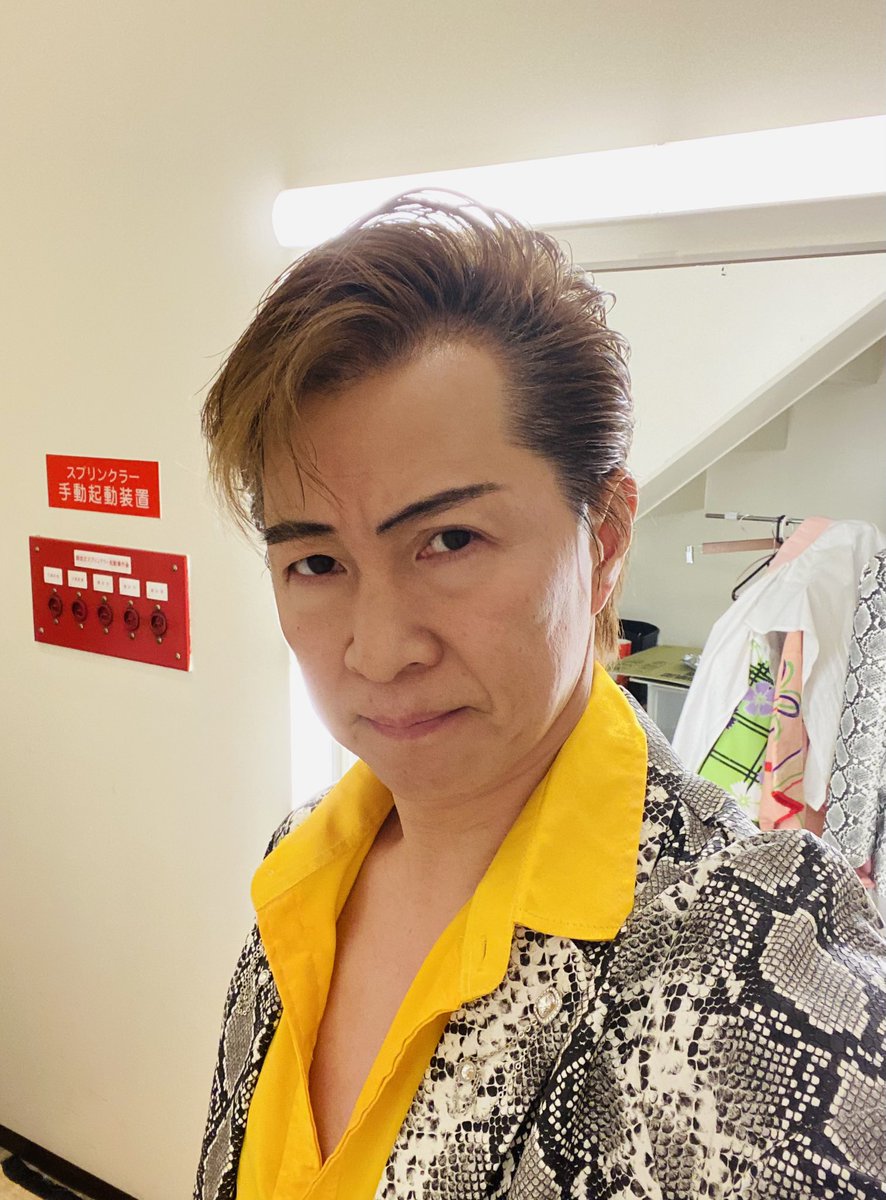 mizutamareppu's tweet photo. いよいよ‼️
「新㊗️座長お披露目公演」が明後日から始まります🙇‍♂️

GW中はNGKにあるタリーズコーヒーさんで
限定僕の顔入りの「デジタルアートラテ」が販売されております😄
（4/29〜5/8まで！）

只今、NGKで出演中の
クラブのオーナー役の写真を添えて

#よしもと新喜劇
#新喜劇アキ
#タリーズ
#ラテ https://t.co/MCh1uAMdLg