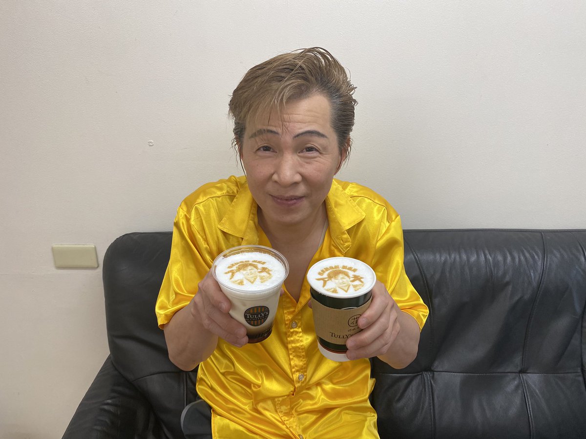 mizutamareppu's tweet photo. いよいよ‼️
「新㊗️座長お披露目公演」が明後日から始まります🙇‍♂️

GW中はNGKにあるタリーズコーヒーさんで
限定僕の顔入りの「デジタルアートラテ」が販売されております😄
（4/29〜5/8まで！）

只今、NGKで出演中の
クラブのオーナー役の写真を添えて

#よしもと新喜劇
#新喜劇アキ
#タリーズ
#ラテ https://t.co/MCh1uAMdLg