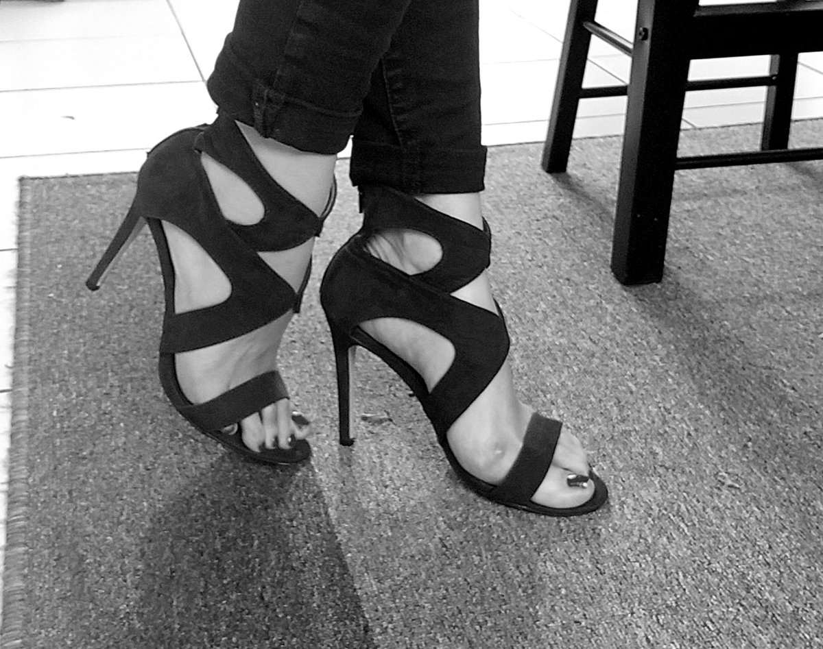 oceanepeton's tweet photo. Bon dimanche !!!❤
#feetfethish #feet_lover #feet https://t.co/7dDRaByeLl