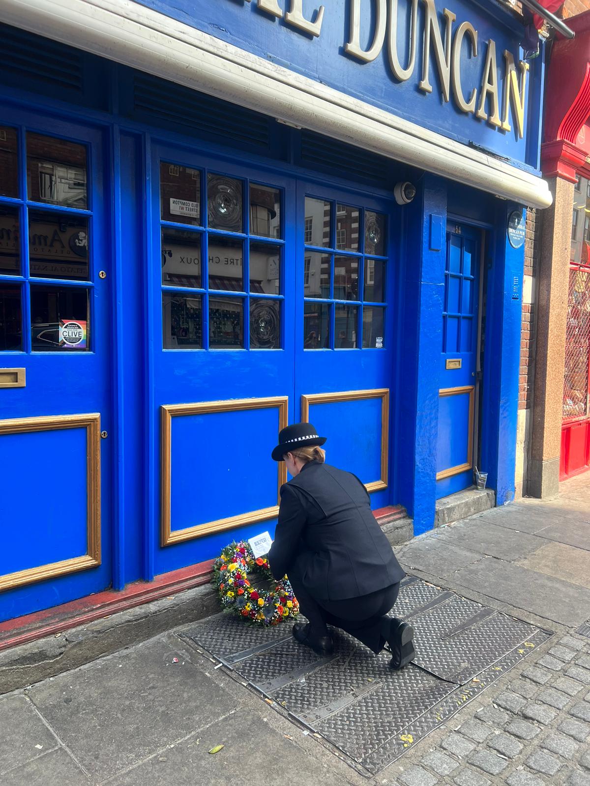Supt Pirie laying the flowers