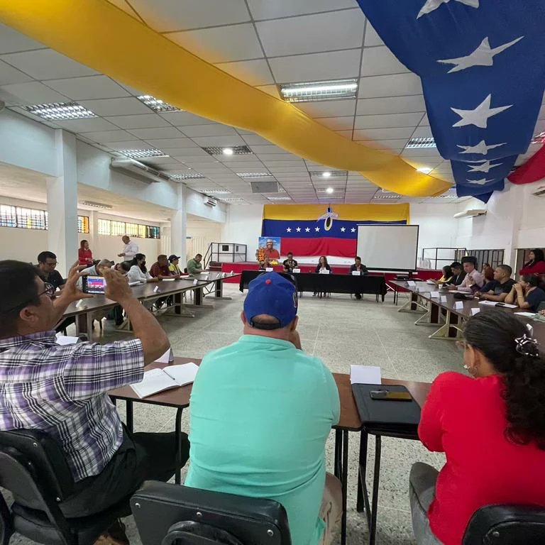 🚩Encuentro de trabajo con los coordinadores municipales de #Educación del #PSUVTáchira <a href="/NicolasMaduro/">Nicolás Maduro</a> <a href="/dcabellor/">Diosdado Cabello R</a> <a href="/FreddyBernal/">Freddy Bernal</a> <a href="/PartidoPSUV/">PSUV</a> <a href="/PSUVTachira/">PSUV Táchira</a>