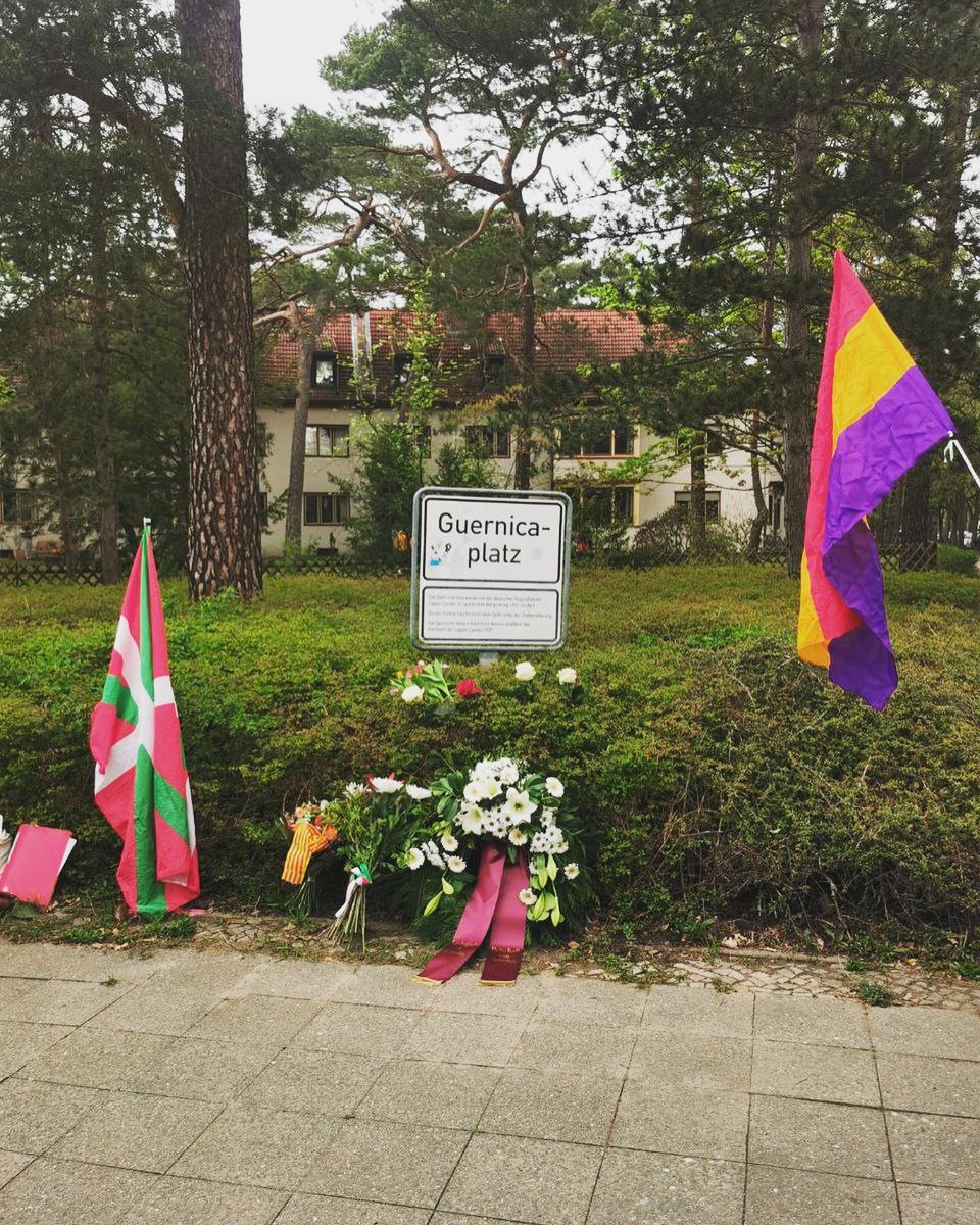 Olemia Flores (@olemia_flores) on Twitter photo Gestern Gedenken an die Opfer der Bombardierung von #Gernika am Guernica-Platz in #Steglitz-#Zehlendorf. Vielen Dank <a href="/BerlinEtxea/">Euskal Etxea Berlin</a> für die Organisation des Gedenkens. @SPDSuedwest <a href="/SPDfraktionSZ/">SPD-Fraktion Steglitz-Zehlendorf</a> Gestern Gedenken an die Opfer der Bombardierung von #Gernika am Guernica-Platz in #Steglitz-#Zehlendorf. Vielen Dank <a href="/BerlinEtxea/">Euskal Etxea Berlin</a> für die Organisation des Gedenkens. @SPDSuedwest <a href="/SPDfraktionSZ/">SPD-Fraktion Steglitz-Zehlendorf</a>