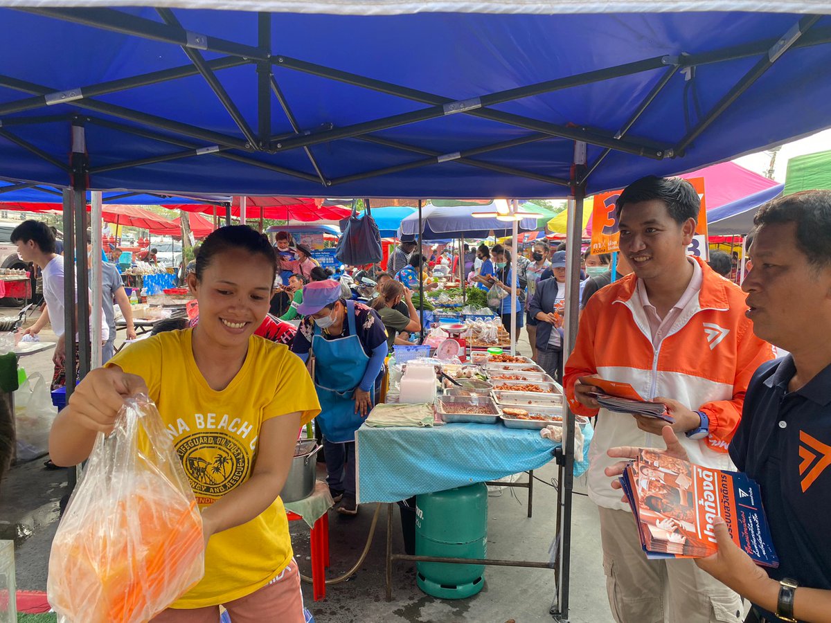 Ponlameungdee's tweet image. เช้านี้ผมกับคุณเซีย จำปาทอง ผู้สมัคร ส.ส.บัญชีรายชื่อ ลำดับที่ 4 เครือข่ายผู้ใช้แรงงาน #พรรคก้าวไกล มีโอกาสได้ไปพบปะพูดคุยและแจกจ่ายเอกสารนโยบายพรรคก้าวไกลให้กับพ่อแม่พี่น้องบริเวณ #ตลาดวัดหนองตำลึง ต.#หนองตำลึง อ.#พานทอง ได้รับการตอบรับเป็นอย่างดีเลยครับ
#ชลบุรีเขต3กาเบอร์3