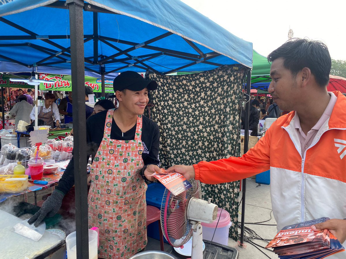 Ponlameungdee's tweet image. เช้านี้ผมกับคุณเซีย จำปาทอง ผู้สมัคร ส.ส.บัญชีรายชื่อ ลำดับที่ 4 เครือข่ายผู้ใช้แรงงาน #พรรคก้าวไกล มีโอกาสได้ไปพบปะพูดคุยและแจกจ่ายเอกสารนโยบายพรรคก้าวไกลให้กับพ่อแม่พี่น้องบริเวณ #ตลาดวัดหนองตำลึง ต.#หนองตำลึง อ.#พานทอง ได้รับการตอบรับเป็นอย่างดีเลยครับ
#ชลบุรีเขต3กาเบอร์3