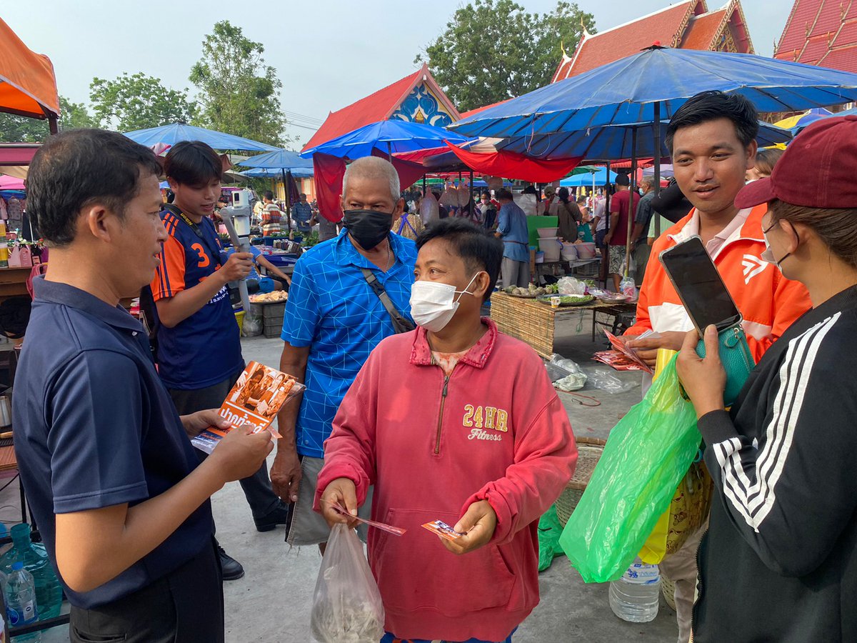 Ponlameungdee's tweet image. เช้านี้ผมกับคุณเซีย จำปาทอง ผู้สมัคร ส.ส.บัญชีรายชื่อ ลำดับที่ 4 เครือข่ายผู้ใช้แรงงาน #พรรคก้าวไกล มีโอกาสได้ไปพบปะพูดคุยและแจกจ่ายเอกสารนโยบายพรรคก้าวไกลให้กับพ่อแม่พี่น้องบริเวณ #ตลาดวัดหนองตำลึง ต.#หนองตำลึง อ.#พานทอง ได้รับการตอบรับเป็นอย่างดีเลยครับ
#ชลบุรีเขต3กาเบอร์3