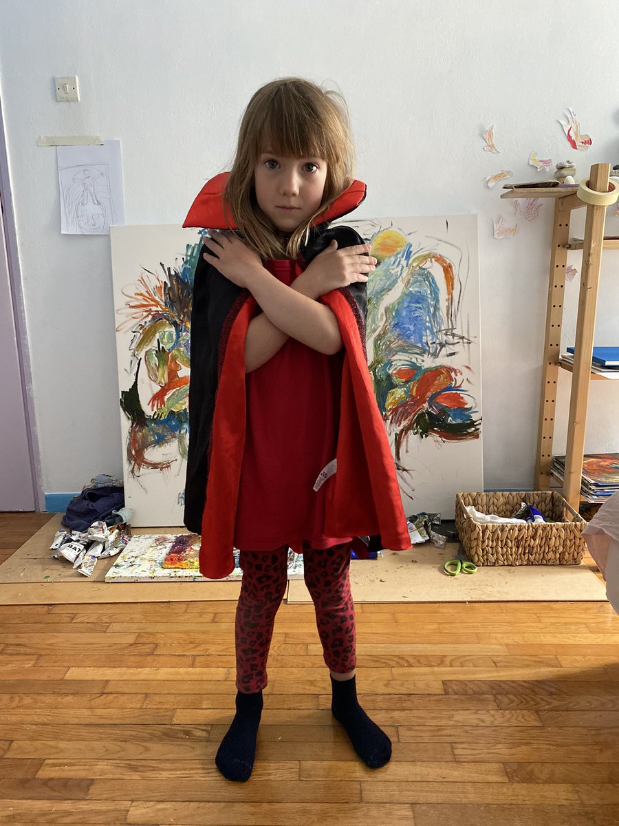 NakedGalina's tweet photo. that case when you draw blood and intestines and your daughter comes to see because she is a vampire, children are my best friends and connoisseurs of my art https://t.co/ENJbci6zGW