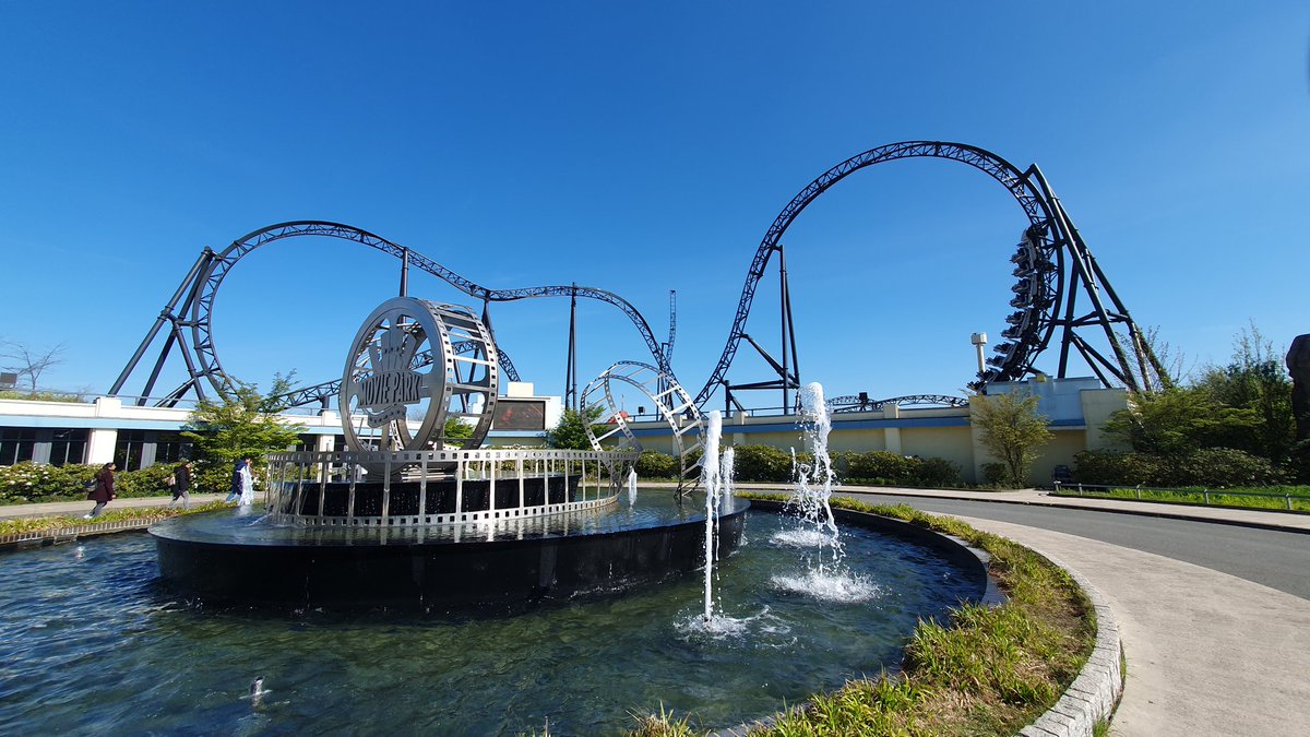 CoasterBreaks's tweet photo. Made it into a very busy Movie Park Germany, I mastered this photo though! #TwitterVsReality https://t.co/XrzpllZwMV