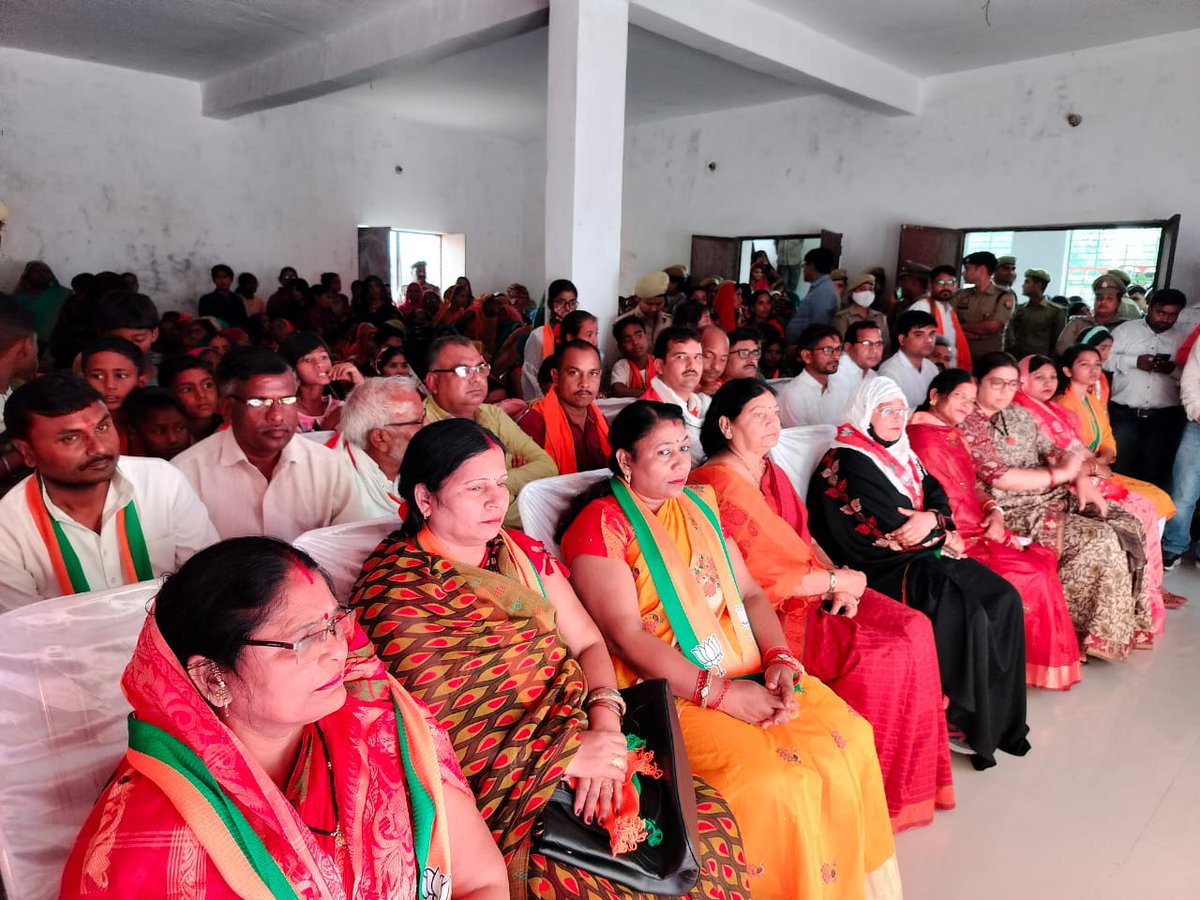 BJP4Amethi's tweet photo. मा० केंद्रीय मंत्री व सांसद अमेठी दीदी @smritiirani जी ने आज प्रधानमंत्री जी के मन की बात कार्यक्रम के 100वें संस्करण को अपने संसदीय क्षेत्र के सभी सातों नगर निकाय के अध्यक्ष पद के प्रत्याशियों के साथ सुना।

#MannKiBaat100 https://t.co/vU7JmKiFTB