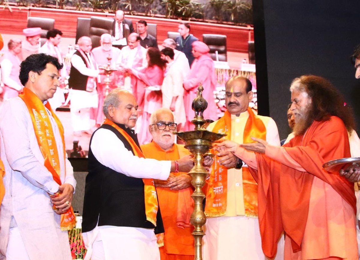 PujyaSwamiji's tweet photo. अखिल भारतीय वेद विज्ञान सम्मेलन में माननीय श्री @ramnathkovind जी, आदरणीय श्री @ombirlakota जी, श्री @nstomar जी, श्री @KailashBaytu जी, श्री @dr_satyapal जी एवं पूज्य स्वामी प्रणवानन्द जी, श्री @MPSumedhanand जी के पावन सान्निध्य में इस दिव्य आयोजन का उद्घाटन करने का अवसर मिला https://t.co/nyXPijdL2V