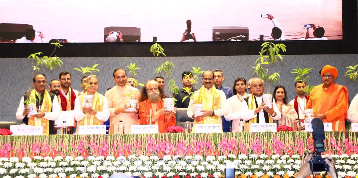 PujyaSwamiji's tweet photo. अखिल भारतीय वेद विज्ञान सम्मेलन में माननीय श्री @ramnathkovind जी, आदरणीय श्री @ombirlakota जी, श्री @nstomar जी, श्री @KailashBaytu जी, श्री @dr_satyapal जी एवं पूज्य स्वामी प्रणवानन्द जी, श्री @MPSumedhanand जी के पावन सान्निध्य में इस दिव्य आयोजन का उद्घाटन करने का अवसर मिला https://t.co/nyXPijdL2V