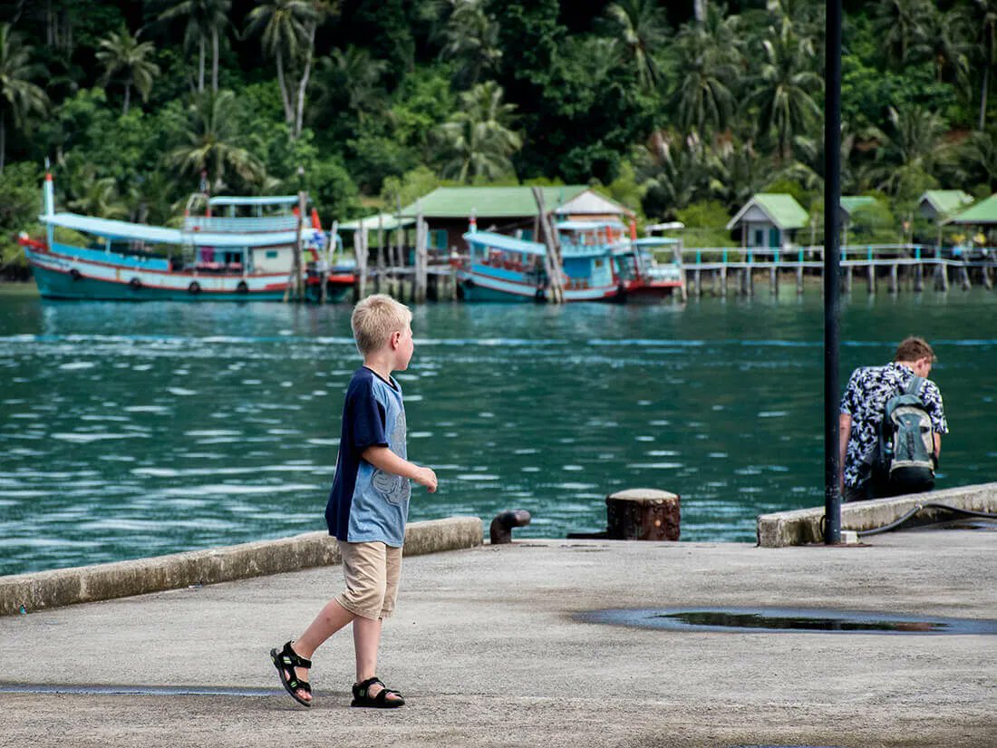 Eventyrerne's tweet photo. Tag med os til Bangbao, den lille landsby på den sydlige spids af Koh Chang i Thailand. Her fandt vi både en 700 meter lang mole, marked og eventyr. https://t.co/cxprXfNXtK 
#kohchang #thailand #bangbao #rejser #regntid https://t.co/2O475cNs0F
