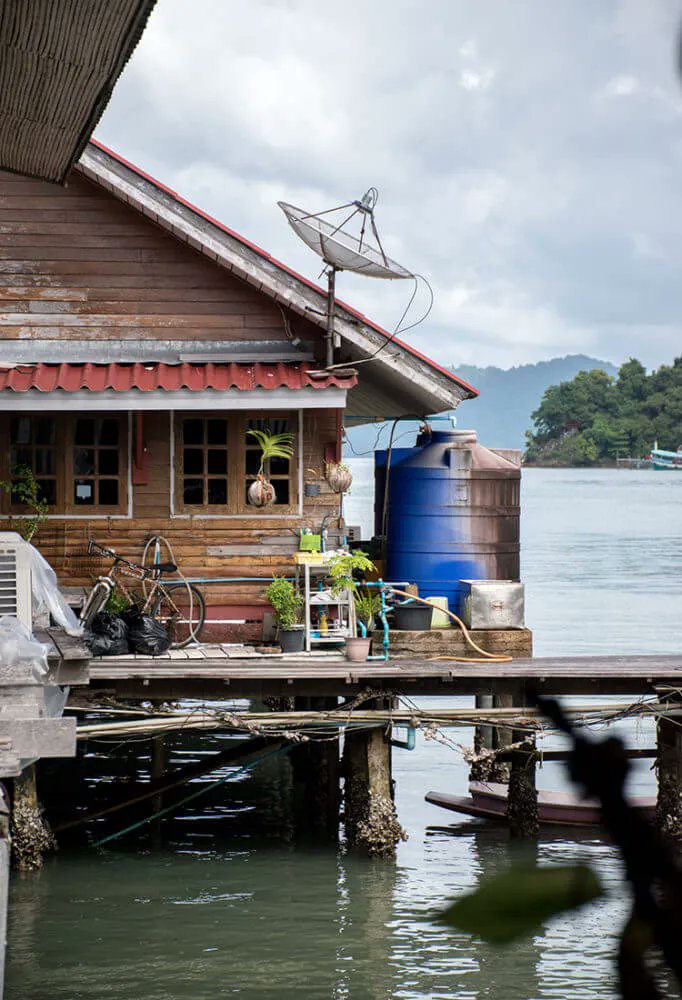 Eventyrerne's tweet photo. Tag med os til Bangbao, den lille landsby på den sydlige spids af Koh Chang i Thailand. Her fandt vi både en 700 meter lang mole, marked og eventyr. https://t.co/cxprXfNXtK 
#kohchang #thailand #bangbao #rejser #regntid https://t.co/2O475cNs0F