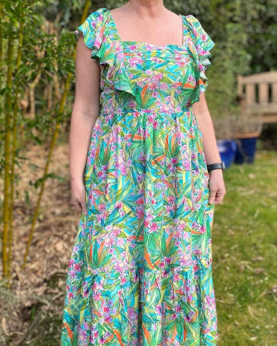 SimpMcCalls's tweet photo. Summer in a dress! This glorious #B6872 by @mbarrykenmare is making us dream of sunnier days ahead.
This pattern has some really pretty details. The sweet ruffles go from front to back and the pleats add a unique touch to the bodice.
Order yours here...
https://t.co/CldXStVIIy https://t.co/QMlvrxHoU7