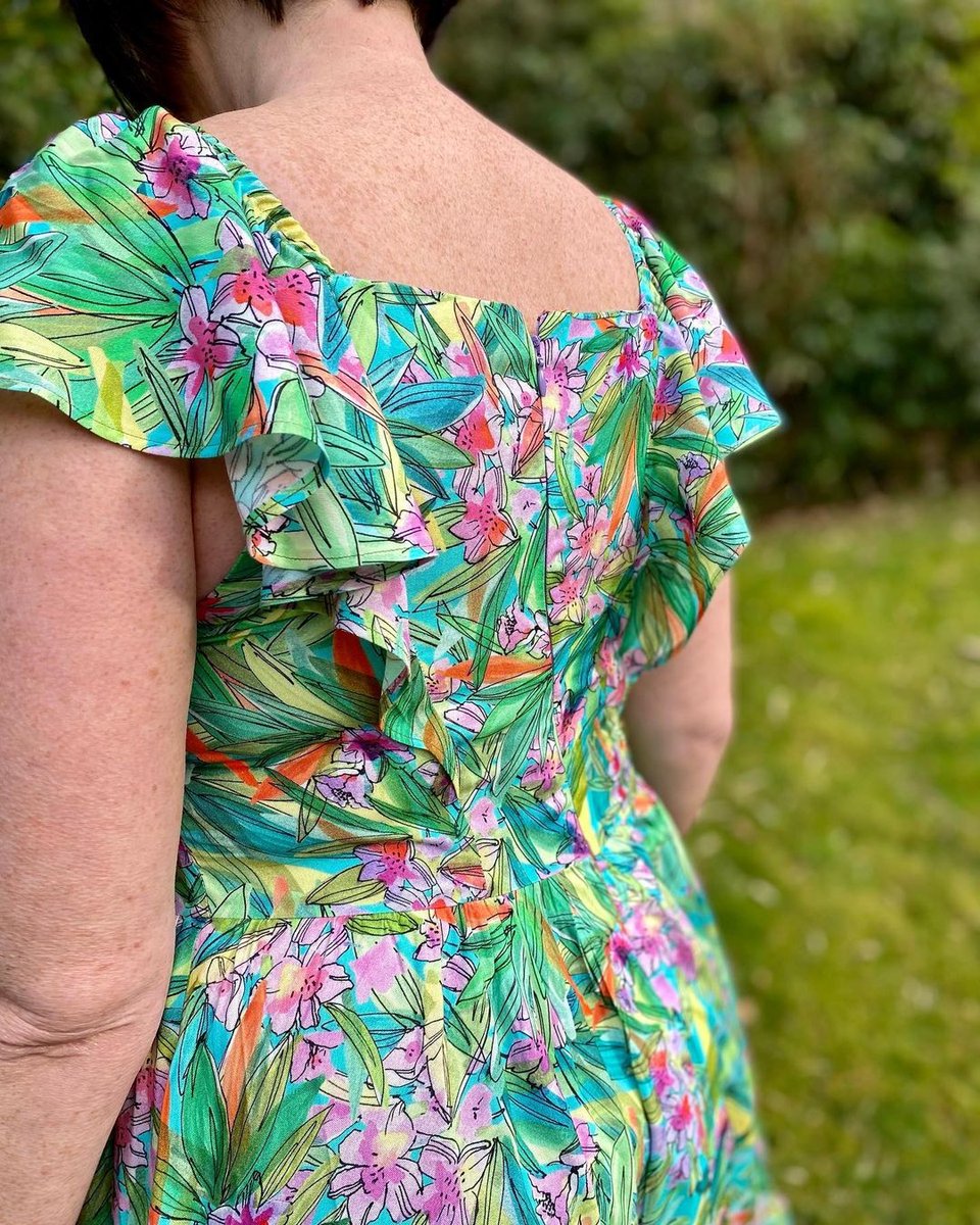 SimpMcCalls's tweet photo. Summer in a dress! This glorious #B6872 by @mbarrykenmare is making us dream of sunnier days ahead.
This pattern has some really pretty details. The sweet ruffles go from front to back and the pleats add a unique touch to the bodice.
Order yours here...
https://t.co/CldXStVIIy https://t.co/QMlvrxHoU7