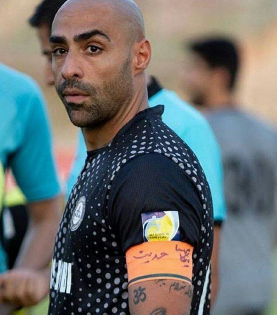 KhatibiOfficial's tweet photo. این بازوبند کاپیتان تیم پارس جنوبی جمه. مبارزه با دیکتاتوری انواع متفاوتی داره.  شعارهای شبانه، شعارنویسی، حجاب و پوشش اختیاری، رقصیدن در ملاعام، آواز خواندن بانوان، موسیقی، اعتصابات، تجمعات و ده ها گونه نافرمانی مدنی دیگر در ایرانِ امروز مبارزه به حساب میان. وقتی در کشور تحت سلطه دیکتاتوری زندگی میکنی و با خطرات آنی زندگیِ روزمره دست و پنجه نرم میکنی، خوب میدونی که بعضی وقتها یک واکنش یا کنش کوچک هم مبارزه به حساب میاد. در شوروی استالین مردم برای  همدلی با شخصی که مغضوب حکومت بود در برخورد با او یک چشمک ریز میزدند. همان چشمک ریز هم آن روزها مبارزه بود.
#زن_زندگی_آزادی