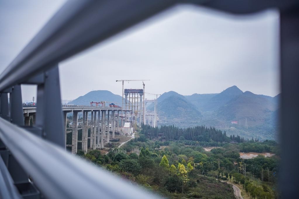 LiveinGuizhou's tweet photo. 【A new urban #landmark for bridge tourism👏】Construction of #Jinzhou Bridge began in early 2020. Since then, technicians and workers have been racing against the clock to achieve the goal of completing the construction by the end of 2023.👍👍

📷 by Xinhua News

#onebridgeaday https://t.co/CuHxdausXC