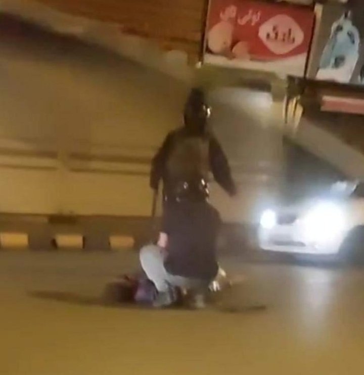 sonofniche's tweet photo. یه پسری اسم دخترشم انتخاب کرده بود، بهش تیر زدن انقد بالا سرش وایسادن تا جون بده، یادتون نرفته که؟
#عرفان_زمانی https://t.co/upKpwYDX3B
