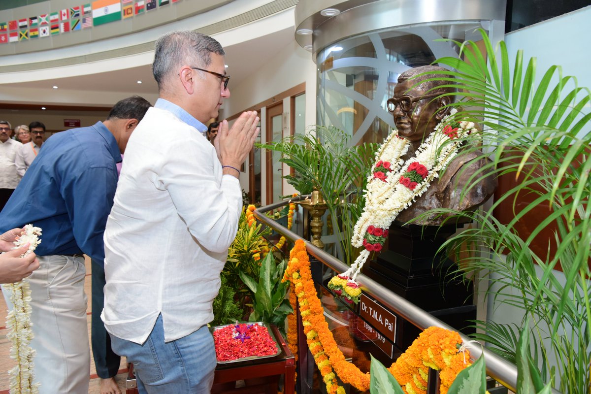 MAHE_Manipal's tweet photo. MAHE Family offers a floral tribute to Dr. TMA Pai’s portrait at MAHE Edu Building. 

#ManipalFoundersDay #TMAPai #MAHE #Manipal https://t.co/aiSTO5qteF