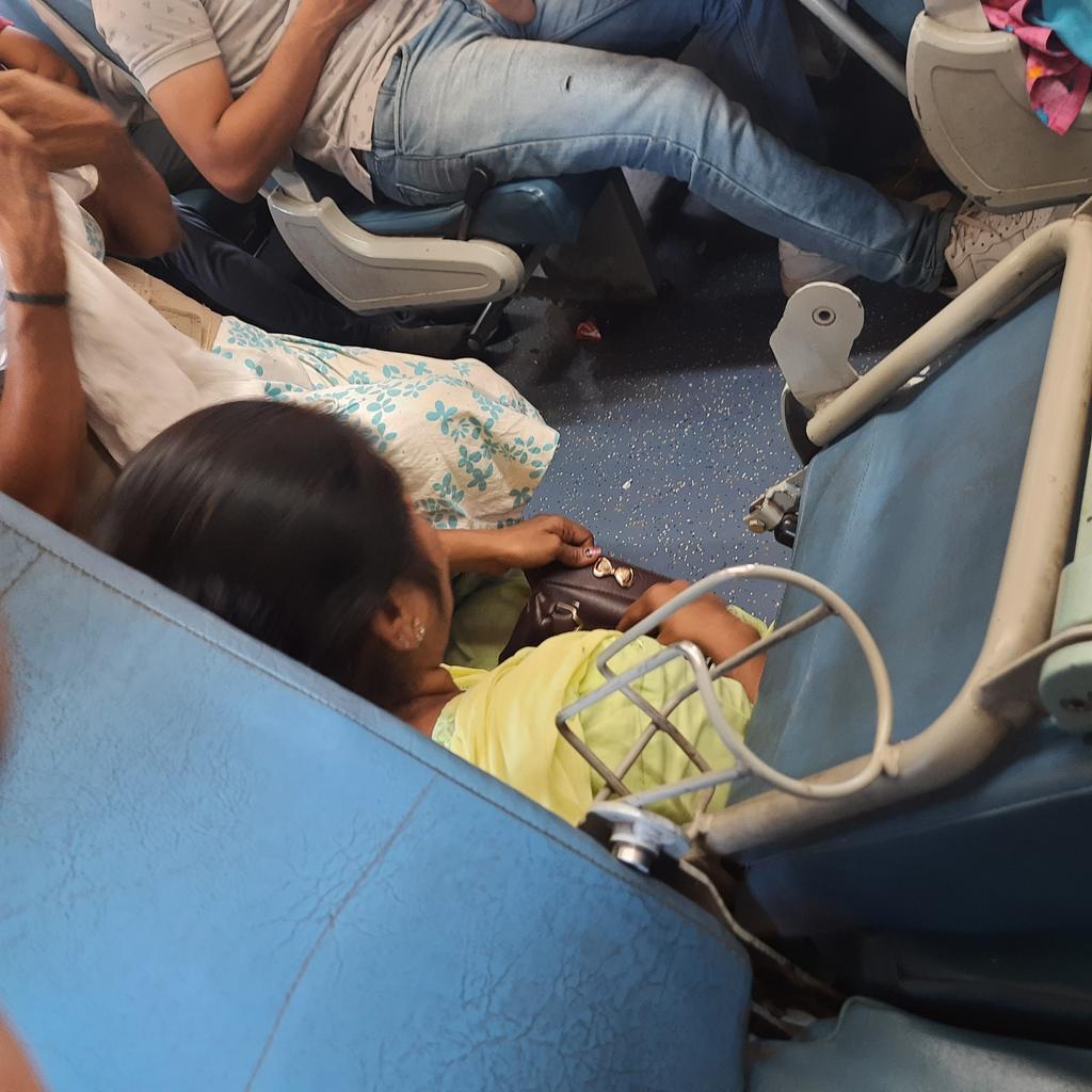 abhishen1's tweet photo. Travelling in train no 12072 and found seat no 58(D6) is broken causing senior citizen lady to sit on the floor, very poor service in Janshtabadi..@RailMinIndia @AshwiniVaishnaw @nationalrailenq @PMOIndia https://t.co/ZukCvEvkJC