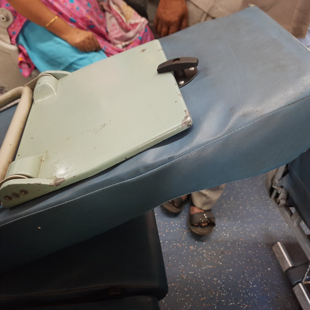 abhishen1's tweet photo. Travelling in train no 12072 and found seat no 58(D6) is broken causing senior citizen lady to sit on the floor, very poor service in Janshtabadi..@RailMinIndia @AshwiniVaishnaw @nationalrailenq @PMOIndia https://t.co/ZukCvEvkJC