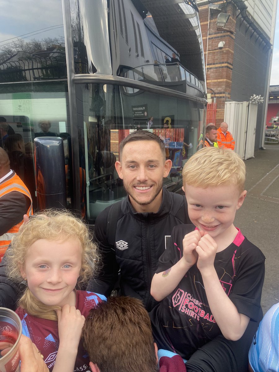 BaxendaleShaun's tweet photo. @Brownhill10 @BurnleyOfficial Top man 👏 2 very happy young Clarets this morning https://t.co/jqD6MlkdDY