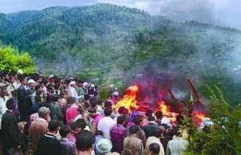 wazir_akhil's tweet photo. ||धर्म पूछ कर मारा गया||
We remember 35 Hindus' who were killed on 30 April 2006 in which 22 are from Kulhand area of Doda & 13 from Basantgarh of Udhampur.
#HinduGenocideInJammu #DodaMassacre #JammuFiles https://t.co/EsXgnSHlWS